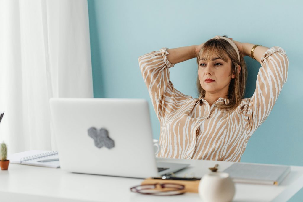 Frau, Laptop, Pause, Überlastung, Müdigkeit, Überdenken,